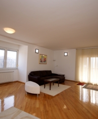 ČRNOMEREC - Vinogradska ul., PROSTRAN 4-SOB STAN OD 150 m2 S VRTOM